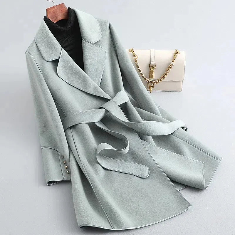 ALMA - Trench-Coat en Laine Grande Taille Découvrez notre trench-coat ALMA, une création mode grande taille qui allie chaleur de la laine et élégance française. Ce trench en laine grande taille offre un design classique et sophistiqué, idéal pour les femm