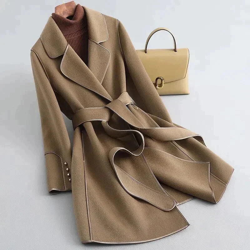 ALMA - Trench-Coat en Laine Grande Taille Découvrez notre trench-coat ALMA, une création mode grande taille qui allie chaleur de la laine et élégance française. Ce trench en laine grande taille offre un design classique et sophistiqué, idéal pour les femm