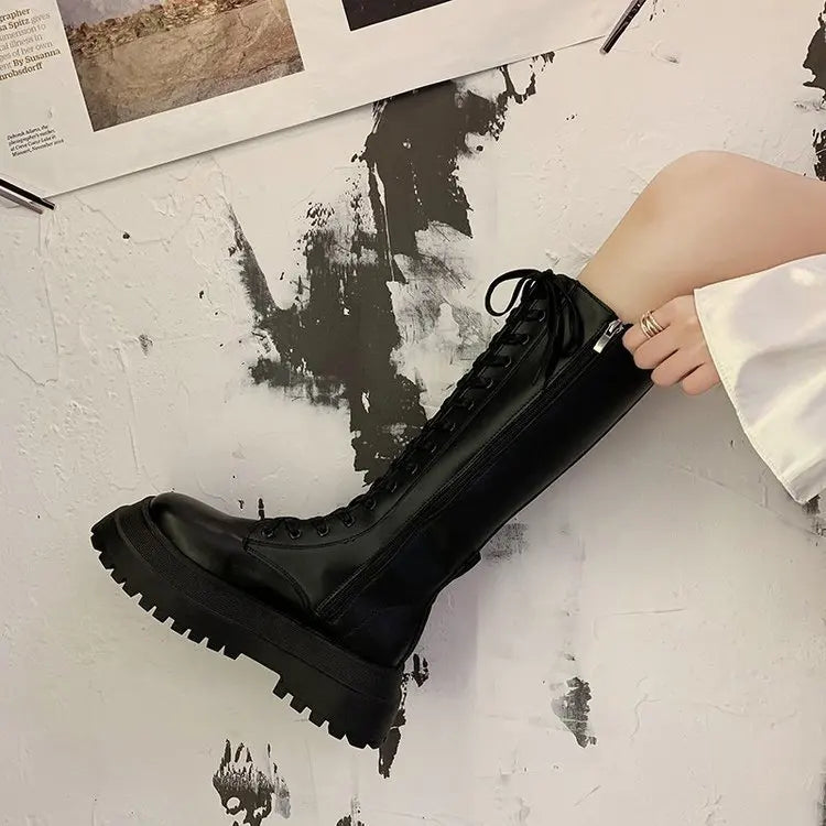 ESTELLE - Bottes d'Hiver Grande Taille Découvrez nos bottes ESTELLE, une création mode grande taille qui marie protection hivernale et élégance française. Ces bottes d'hiver grande taille offrent une silhouette raffinée et chaleureuse, créées pour les fem