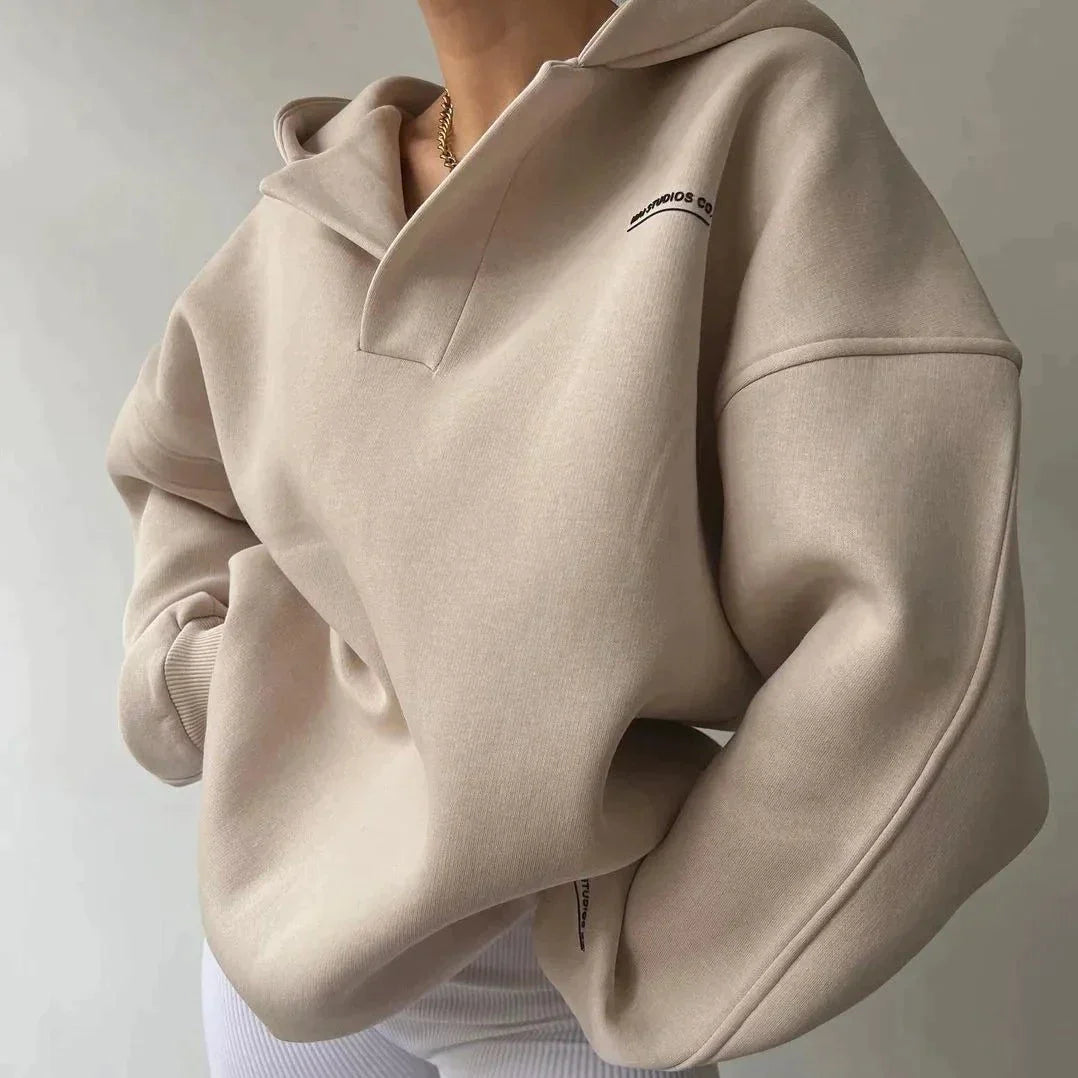 JANICE - Pull en Laine à Capuche Grande Taille Découvrez notre pull JANICE, une création mode grande taille qui allie chaleur de la laine et élégance française. Ce pull à capuche grande taille offre un design confortable et sophistiqué, idéal pour les fem