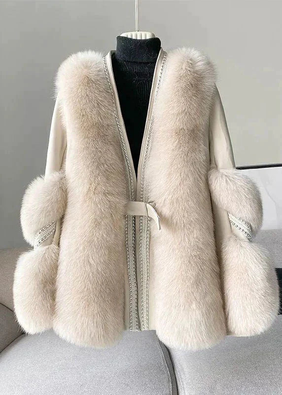 GENEVIVE - Manteau en Fausse Fourrure Patchwork Grande Taille Découvrez notre manteau GENEVIVE, une création mode grande taille qui allie luxe du patchwork en fausse fourrure et élégance française. Ce manteau grande taille au col V offre un design sophist