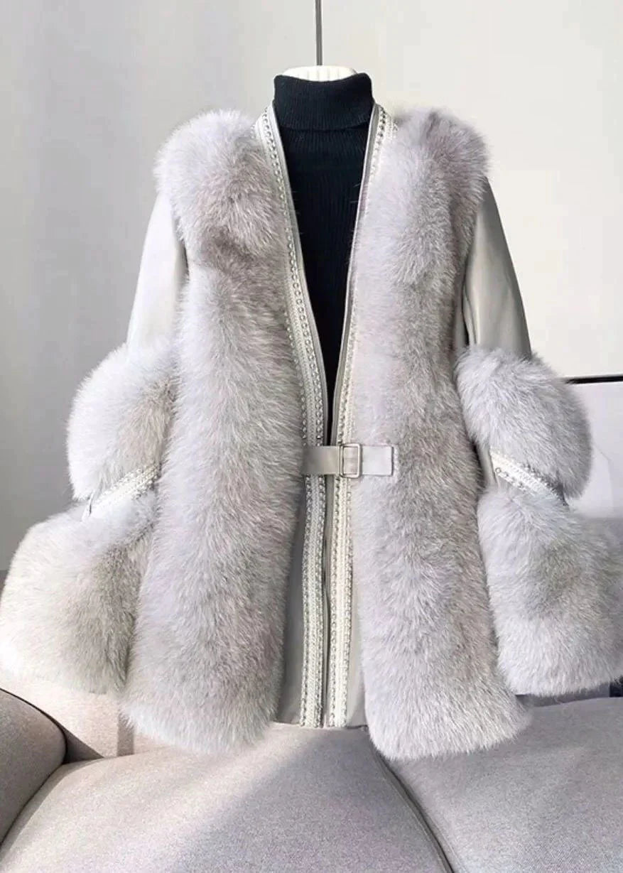 GENEVIVE - Manteau en Fausse Fourrure Patchwork Grande Taille Découvrez notre manteau GENEVIVE, une création mode grande taille qui allie luxe du patchwork en fausse fourrure et élégance française. Ce manteau grande taille au col V offre un design sophist