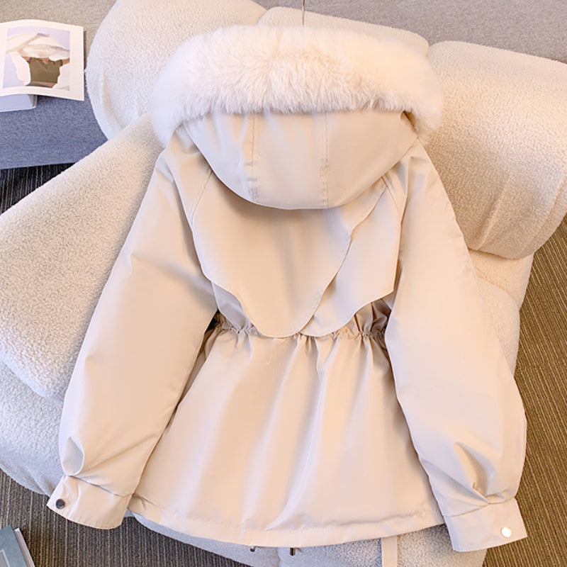 MELIA - Veste d'Hiver Grande Taille Découvrez notre veste MELIA, une création mode grande taille qui allie style hivernal et élégance française. Cette veste d'hiver grande taille offre un design moderne et chaleureux, idéale pour les femmes qui souhaitent