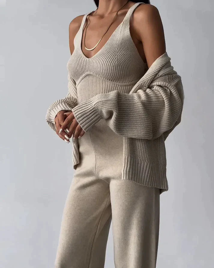 AMELIA - Ensemble Trois Pièces Élégant Grande Taille Découvrez notre ensemble AMELIA, une création mode grande taille qui élève l'art de la coordination à son apogée. Cet ensemble trois pièces grande taille offre une silhouette complète et sophistiquée, c