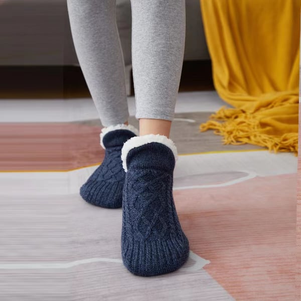 CALLIE - Chaussettes Antidérapantes Grande Taille Découvrez nos chaussettes CALLIE, une création mode grande taille qui marie sécurité quotidienne et élégance française. Ces chaussettes antidérapantes grande taille offrent une silhouette raffinée et prati