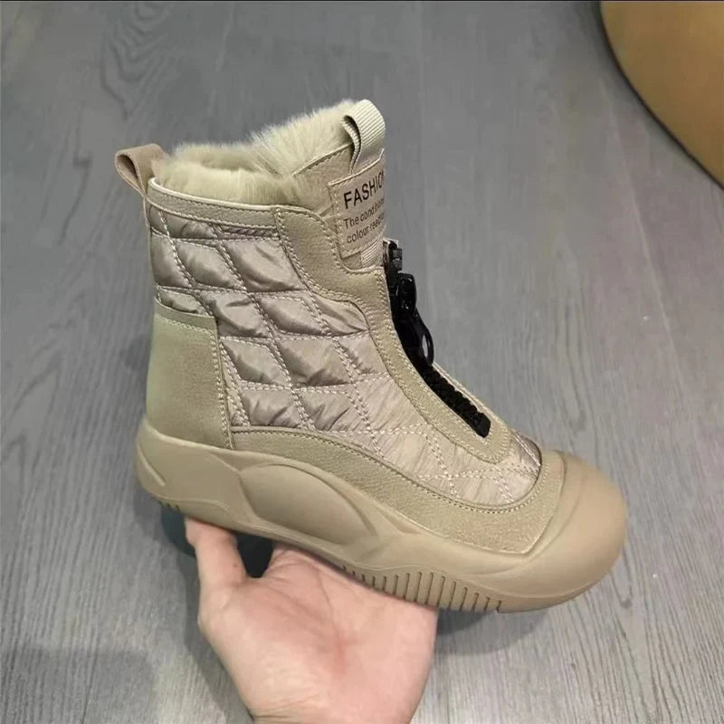 AMALIA - Bottes Antidérapantes Grande Taille Découvrez nos bottes AMALIA, une création mode grande taille qui marie sécurité élégante et élégance française. Ces bottes grande taille offrent une silhouette raffinée et sécurisée, créées pour les femmes qui