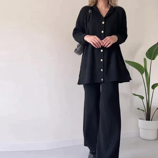AVA - Ensemble Détente Deux Pièces Grande Taille Découvrez notre ensemble AVA, une création mode grande taille qui marie le confort décontracté à l'élégance française. Cet ensemble deux pièces grande taille offre une silhouette moderne et raffinée, créé p