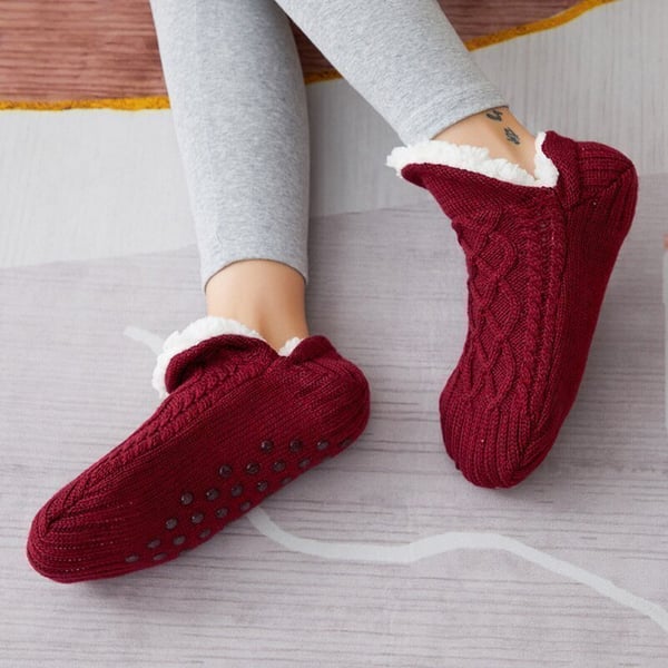 CALLIE - Chaussettes Antidérapantes Grande Taille Découvrez nos chaussettes CALLIE, une création mode grande taille qui marie sécurité quotidienne et élégance française. Ces chaussettes antidérapantes grande taille offrent une silhouette raffinée et prati