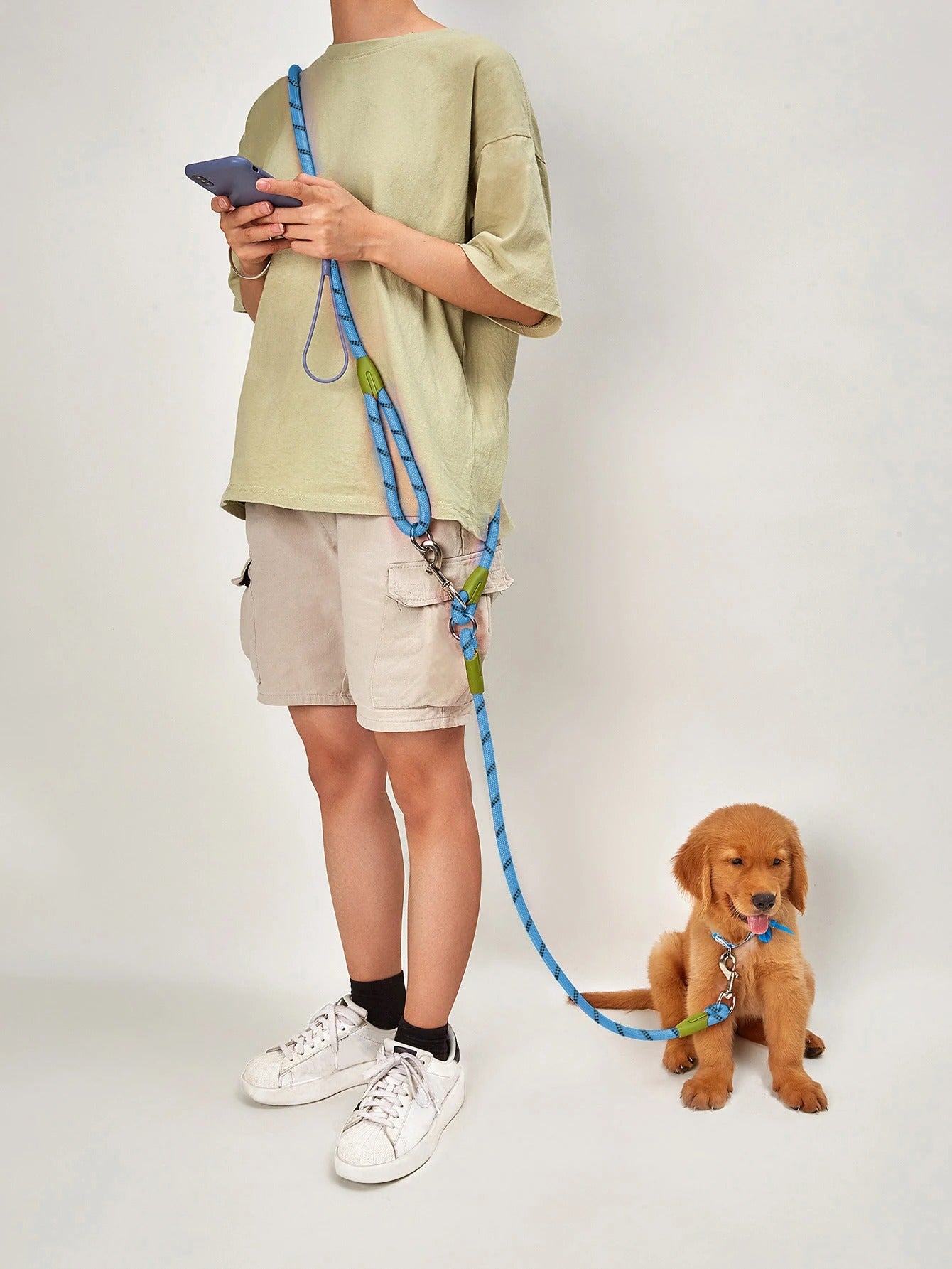 LAISSE MAINS LIBRES - Laisse de Chien Mains Libres Découvrez notre laisse mains libres, une création qui marie praticité moderne et élégance française. Cette laisse innovante offre une conception raffinée et fonctionnelle, créée pour ceux qui recherchent
