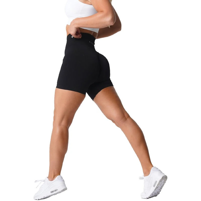 MANON - Short de Sport Taille Haute Grande Taille Découvrez notre short MANON, une création mode grande taille qui allie performance sportive et élégance française. Ce short de sport grande taille offre une silhouette athlétique et raffinée, créé pour les