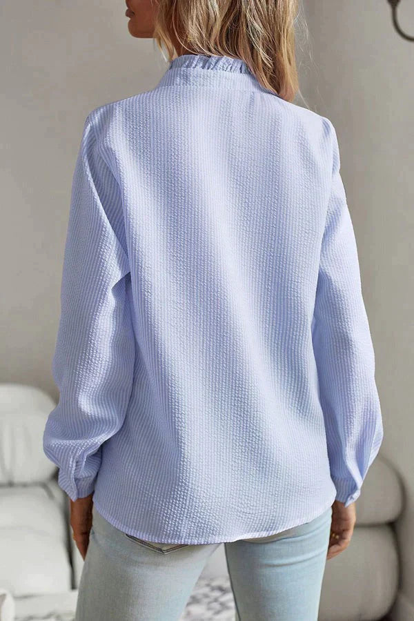 AURORA - Blouse Élégante Grande Taille Découvrez notre blouse AURORA, une création mode grande taille qui incarne la sophistication et l'élégance française. Cette blouse grande taille offre une silhouette raffinée et féminine, créée pour les femmes qui re
