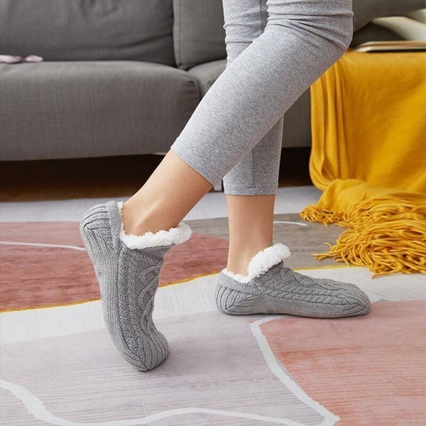 CALLIE - Chaussettes Antidérapantes Grande Taille Découvrez nos chaussettes CALLIE, une création mode grande taille qui marie sécurité quotidienne et élégance française. Ces chaussettes antidérapantes grande taille offrent une silhouette raffinée et prati