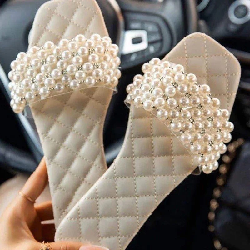 JULIA - Chaussons Mode Grande Taille Découvrez nos chaussons JULIA, une création mode grande taille qui marie confort intérieur et élégance française. Ces chaussons grande taille offrent une silhouette raffinée et douillette, créés pour les femmes qui rec