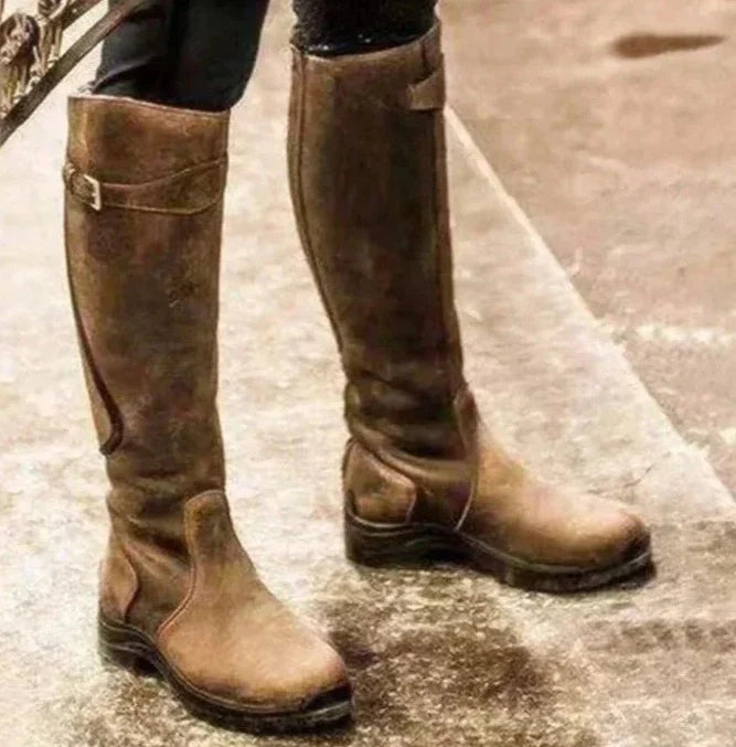 PAULINE - Bottes Imperméables Grande Taille Découvrez nos bottes PAULINE, une création mode grande taille qui marie protection imperméable et élégance française. Ces bottes grande taille offrent une silhouette raffinée et protectrice, créées pour les femm