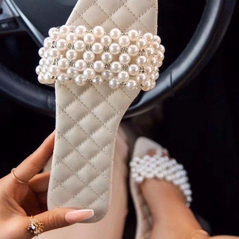 JULIA - Chaussons Mode Grande Taille Découvrez nos chaussons JULIA, une création mode grande taille qui marie confort intérieur et élégance française. Ces chaussons grande taille offrent une silhouette raffinée et douillette, créés pour les femmes qui rec