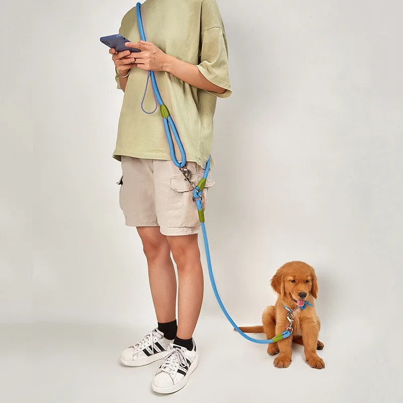 LAISSE MAINS LIBRES - Laisse de Chien Mains Libres Découvrez notre laisse mains libres, une création qui marie praticité moderne et élégance française. Cette laisse innovante offre une conception raffinée et fonctionnelle, créée pour ceux qui recherchent