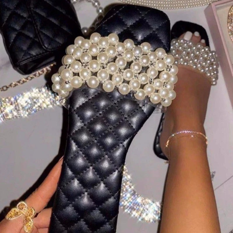 JULIA - Chaussons Mode Grande Taille Découvrez nos chaussons JULIA, une création mode grande taille qui marie confort intérieur et élégance française. Ces chaussons grande taille offrent une silhouette raffinée et douillette, créés pour les femmes qui rec