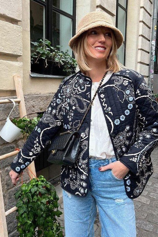 LULA - Veste Vintage Fleurie Grande Taille Découvrez notre veste LULA, une création mode grande taille qui allie charme vintage et élégance française. Cette veste fleurie grande taille offre un design rétro et romantique, idéale pour les femmes qui souhai