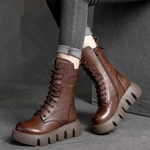 ELIZABETH - Bottes d'Hiver Grande Taille Découvrez nos bottes ELIZABETH, une création mode grande taille qui marie chaleur hivernale et élégance française. Ces bottes d'hiver grande taille offrent une silhouette raffinée et protectrice, créées pour les fe