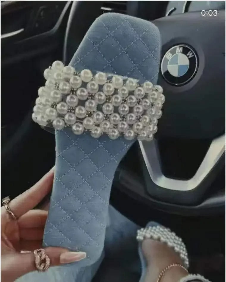JULIA - Chaussons Mode Grande Taille Découvrez nos chaussons JULIA, une création mode grande taille qui marie confort intérieur et élégance française. Ces chaussons grande taille offrent une silhouette raffinée et douillette, créés pour les femmes qui rec