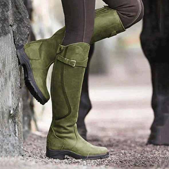 PAULINE - Bottes Imperméables Grande Taille Découvrez nos bottes PAULINE, une création mode grande taille qui marie protection imperméable et élégance française. Ces bottes grande taille offrent une silhouette raffinée et protectrice, créées pour les femm