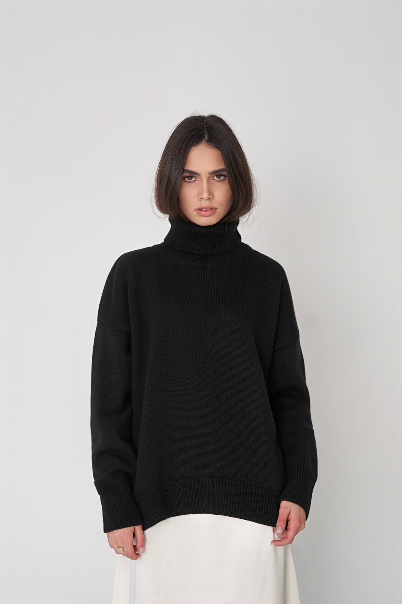 MARTINA - Pull Col Roulé d'Hiver Coupe Large Grande Taille Découvrez notre pull MARTINA, une création mode grande taille qui marie confort ample et élégance française hivernale. Ce pull col roulé grande taille offre une silhouette décontractée et raffinée