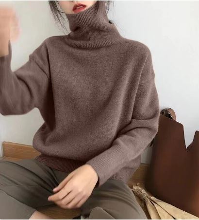 SUSAN - Pull Col Roulé Élégant Grande Taille Découvrez notre pull SUSAN, une création mode grande taille qui marie élégance contemporaine et raffinement français. Ce pull col roulé grande taille offre une silhouette sophistiquée et raffinée, créé pour les
