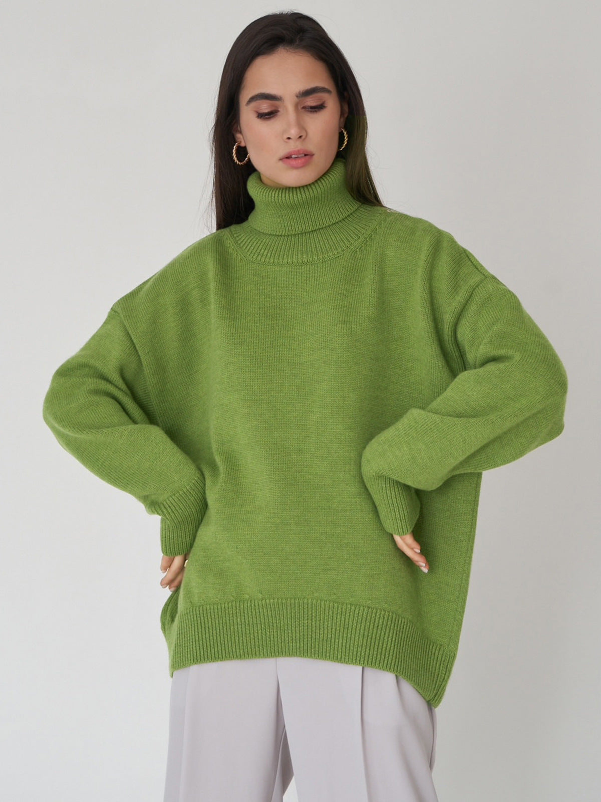 MARTINA - Pull Col Roulé d'Hiver Coupe Large Grande Taille Découvrez notre pull MARTINA, une création mode grande taille qui marie confort ample et élégance française hivernale. Ce pull col roulé grande taille offre une silhouette décontractée et raffinée