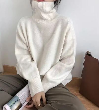 SUSAN - Pull Col Roulé Élégant Grande Taille Découvrez notre pull SUSAN, une création mode grande taille qui marie élégance contemporaine et raffinement français. Ce pull col roulé grande taille offre une silhouette sophistiquée et raffinée, créé pour les