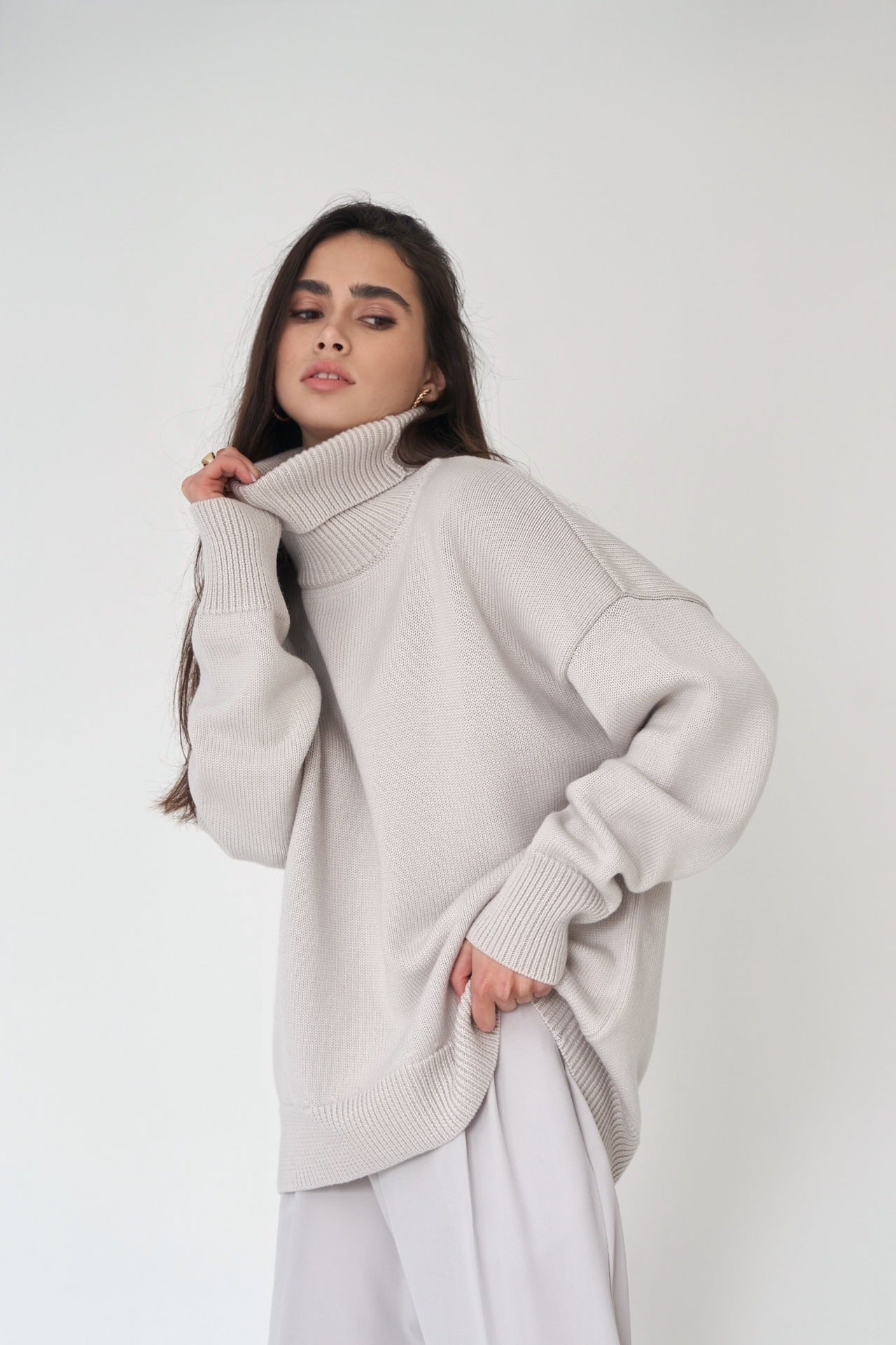 MARTINA - Pull Col Roulé d'Hiver Coupe Large Grande Taille Découvrez notre pull MARTINA, une création mode grande taille qui marie confort ample et élégance française hivernale. Ce pull col roulé grande taille offre une silhouette décontractée et raffinée