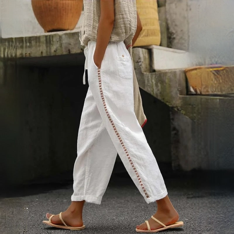 INES - Pantalon d'Été Bohème Grande Taille Découvrez notre pantalon INES, une création mode grande taille qui marie l'esprit bohème à l'élégance française estivale. Ce pantalon d'été grande taille offre une silhouette fluide et légère, créé pour les femme