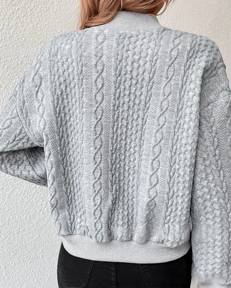 KASEY - Cardigan à Boutons Grande Taille Découvrez notre cardigan KASEY, une pièce mode grande taille qui incarne le confort élégant et le style français. Ce cardigan grande taille offre une silhouette structurée et féminine, parfait pour les femmes qui r