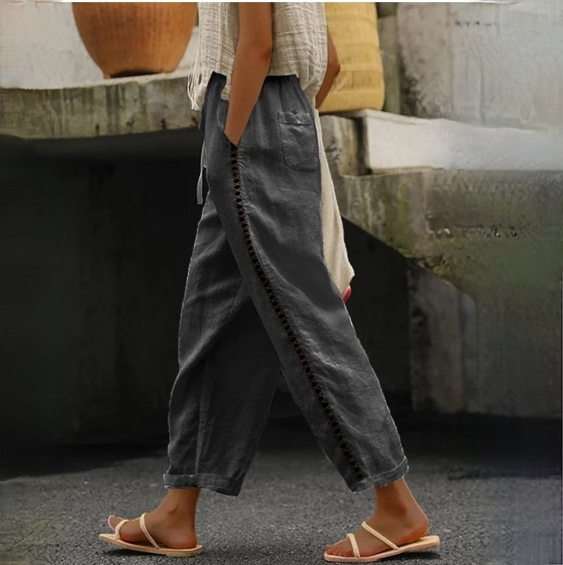 INES - Pantalon d'Été Bohème Grande Taille Découvrez notre pantalon INES, une création mode grande taille qui marie l'esprit bohème à l'élégance française estivale. Ce pantalon d'été grande taille offre une silhouette fluide et légère, créé pour les femme