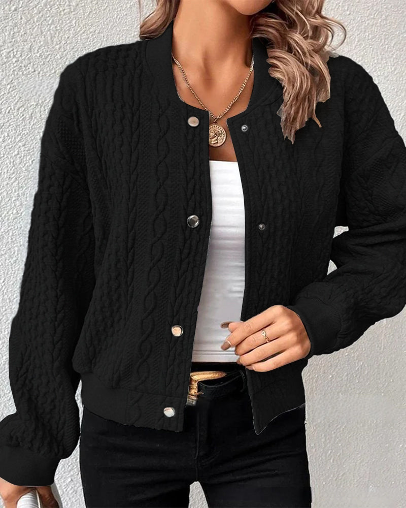 KASEY - Cardigan à Boutons Grande Taille Découvrez notre cardigan KASEY, une pièce mode grande taille qui incarne le confort élégant et le style français. Ce cardigan grande taille offre une silhouette structurée et féminine, parfait pour les femmes qui r