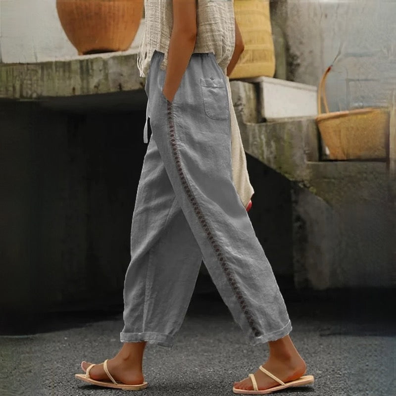 INES - Pantalon d'Été Bohème Grande Taille Découvrez notre pantalon INES, une création mode grande taille qui marie l'esprit bohème à l'élégance française estivale. Ce pantalon d'été grande taille offre une silhouette fluide et légère, créé pour les femme