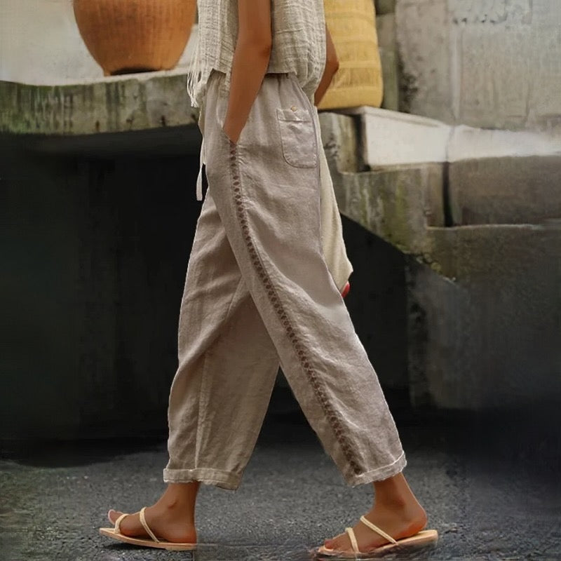 INES - Pantalon d'Été Bohème Grande Taille Découvrez notre pantalon INES, une création mode grande taille qui marie l'esprit bohème à l'élégance française estivale. Ce pantalon d'été grande taille offre une silhouette fluide et légère, créé pour les femme