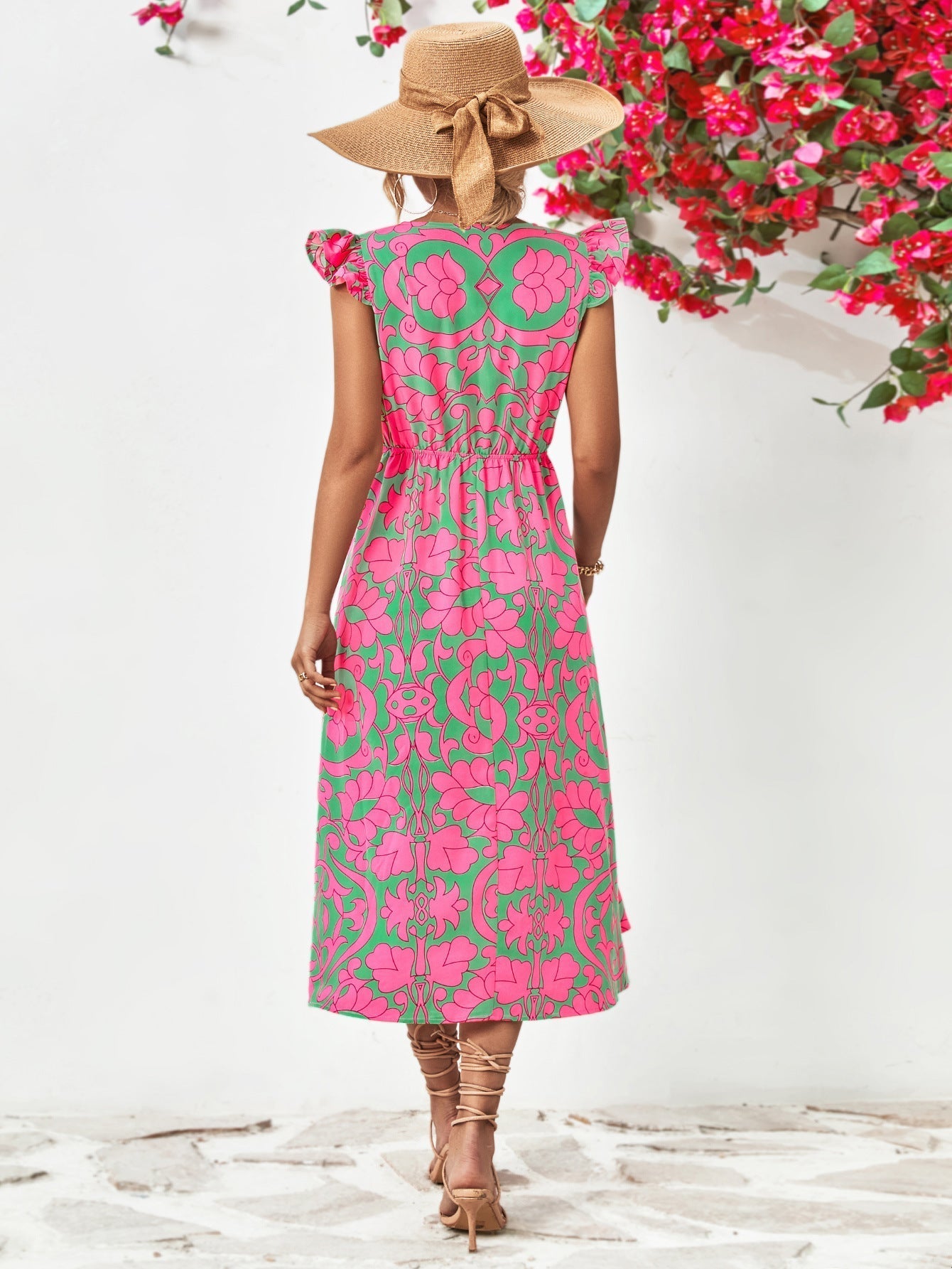 Wenny - Robe Fleurie Grande Taille Femme Découvrez notre robe Wenny, une création mode grande taille qui allie motifs floraux et élégance française. Cette robe élégante grande taille avec son décolleté en V et ses manches courtes offre une silhouette soph