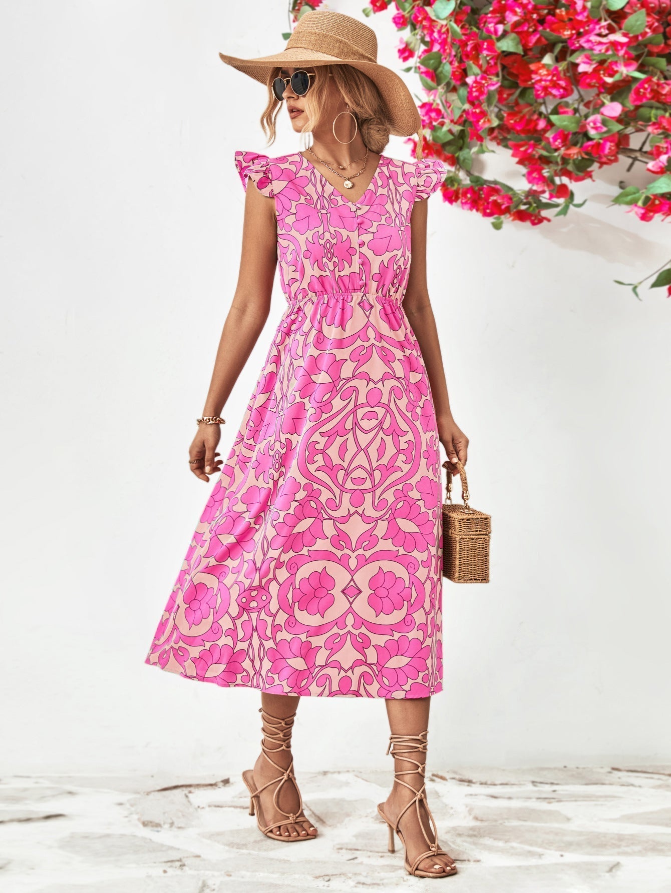 Wenny - Robe Fleurie Grande Taille Femme Découvrez notre robe Wenny, une création mode grande taille qui allie motifs floraux et élégance française. Cette robe élégante grande taille avec son décolleté en V et ses manches courtes offre une silhouette soph