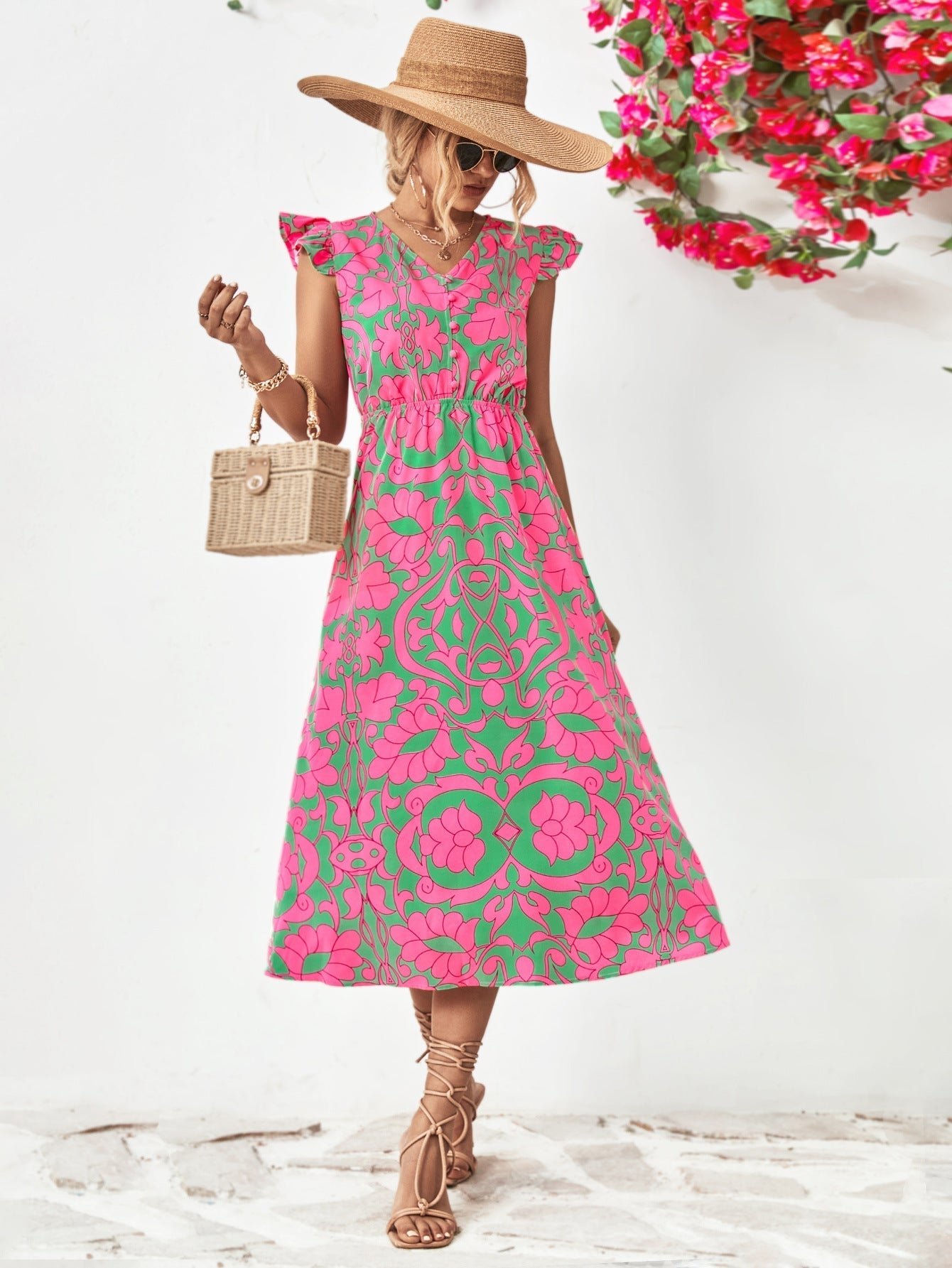 Wenny - Robe Fleurie Grande Taille Femme Découvrez notre robe Wenny, une création mode grande taille qui allie motifs floraux et élégance française. Cette robe élégante grande taille avec son décolleté en V et ses manches courtes offre une silhouette soph