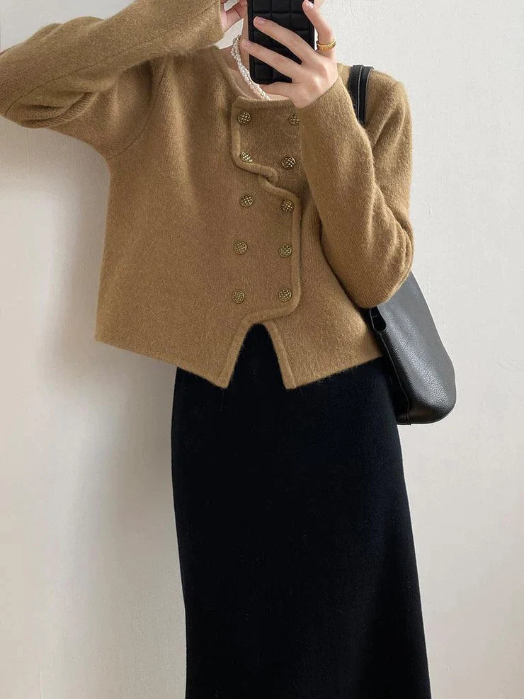 OLVINE - Cardigan Long Simple Élégant Grande Taille Découvrez notre cardigan OLVINE, une création mode grande taille qui marie simplicité raffinée et élégance française. Ce cardigan grande taille offre une silhouette épurée et sophistiquée, créé pour les