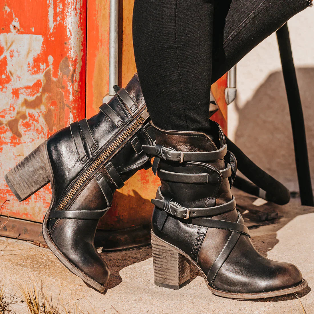 LIANE - Bottes Rétro Grande Taille Découvrez nos bottes LIANE, une création mode grande taille qui marie style vintage et élégance française. Ces bottes rétro grande taille offrent une silhouette raffinée et nostalgique, créées pour les femmes qui recherc