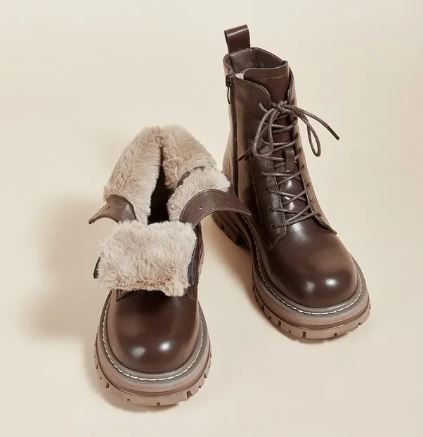 RIZA - Bottines Fourrées Grande Taille Découvrez nos bottines RIZA, une création mode grande taille qui marie douceur fourrée et élégance française. Ces bottines grande taille offrent une silhouette raffinée et chaleureuse, créées pour les femmes qui rech