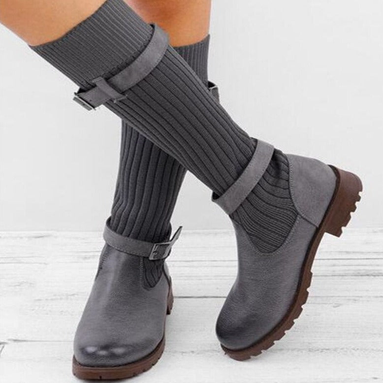 KELLY - Bottes en Laine Tricotée Grande Taille Découvrez nos bottes KELLY, une création mode grande taille qui marie chaleur naturelle et élégance française. Ces bottes en laine grande taille offrent une silhouette raffinée et douillette, créées pour les