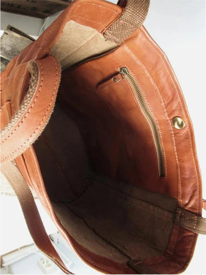 MADISON - Sac Fourre-Tout Élégant Grande Taille Découvrez notre sac MADISON, une création mode grande taille qui marie fonctionnalité durable et élégance française. Ce sac fourre-tout offre une silhouette raffinée et spacieuse, créé pour les femmes qui re