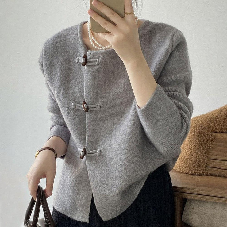 MIRA - Cardigan en Maille Uni Élégant Grande Taille Découvrez notre cardigan MIRA, une création mode grande taille qui marie simplicité raffinée et élégance française. Ce cardigan grande taille offre une silhouette épurée et sophistiquée, créé pour les fe