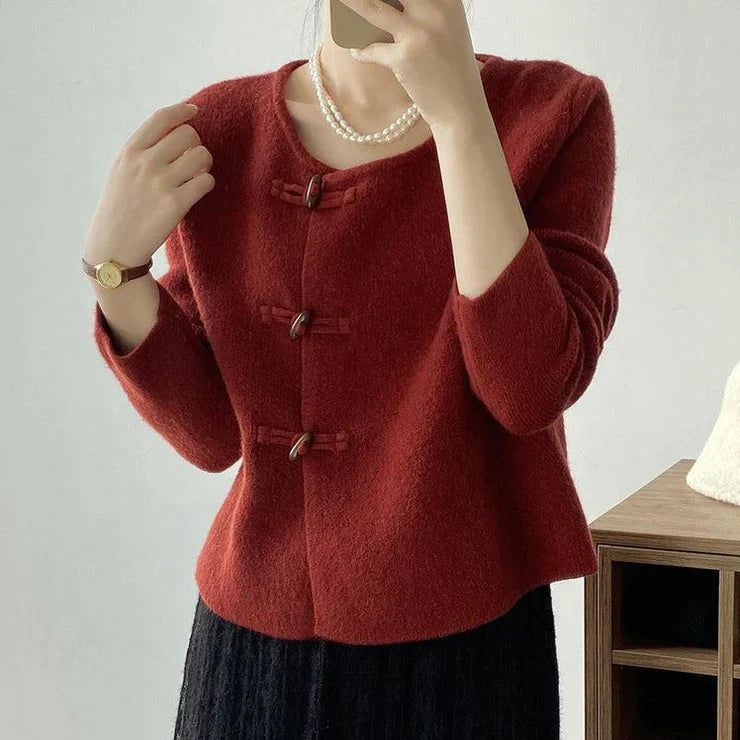 MIRA - Cardigan en Maille Uni Élégant Grande Taille Découvrez notre cardigan MIRA, une création mode grande taille qui marie simplicité raffinée et élégance française. Ce cardigan grande taille offre une silhouette épurée et sophistiquée, créé pour les fe
