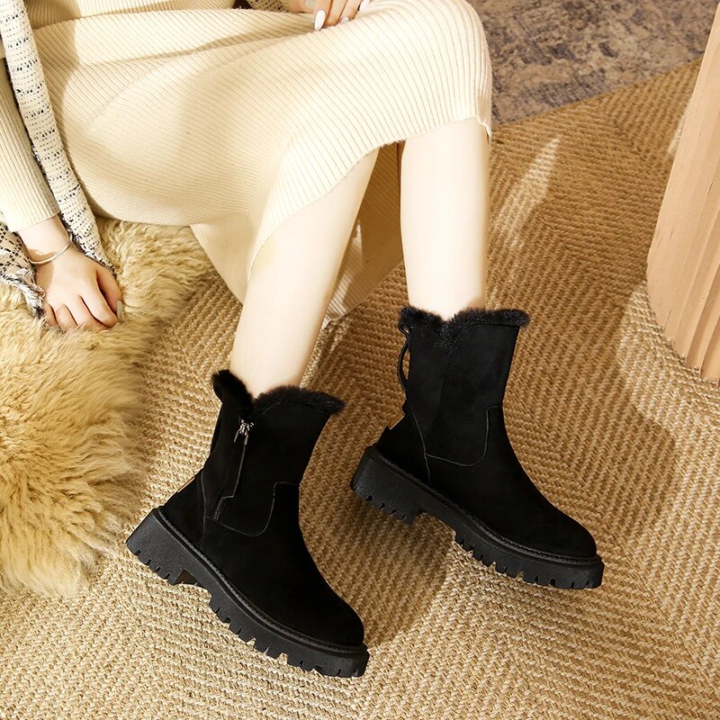 FEMKE - Bottes Mode Grande Taille Découvrez nos bottes FEMKE, une création mode grande taille qui marie style contemporain et élégance française. Ces bottes grande taille offrent une silhouette raffinée et sophistiquée, créées pour les femmes qui recherch