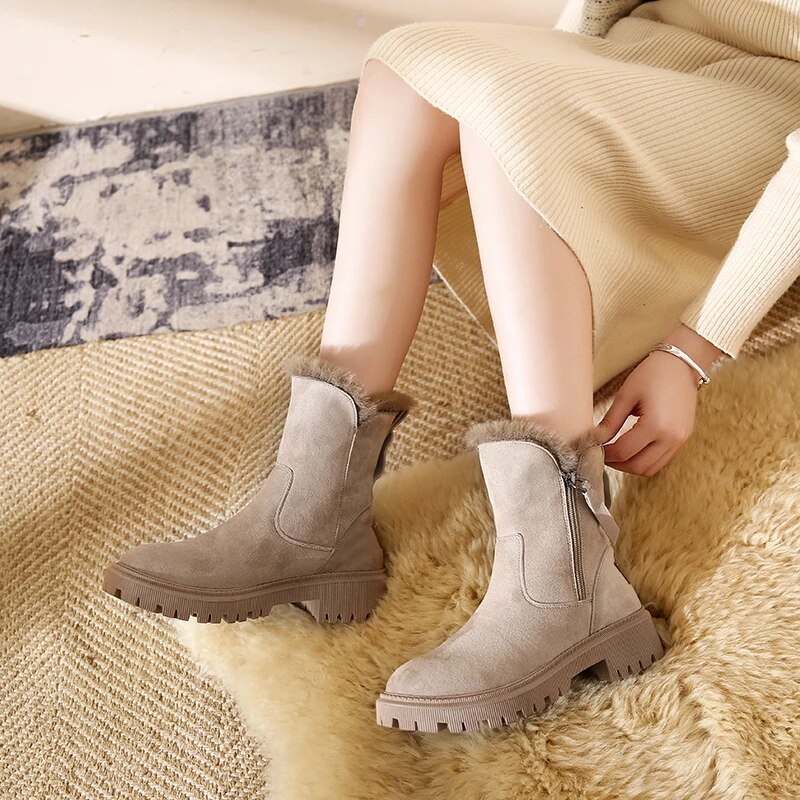FEMKE - Bottes Mode Grande Taille Découvrez nos bottes FEMKE, une création mode grande taille qui marie style contemporain et élégance française. Ces bottes grande taille offrent une silhouette raffinée et sophistiquée, créées pour les femmes qui recherch