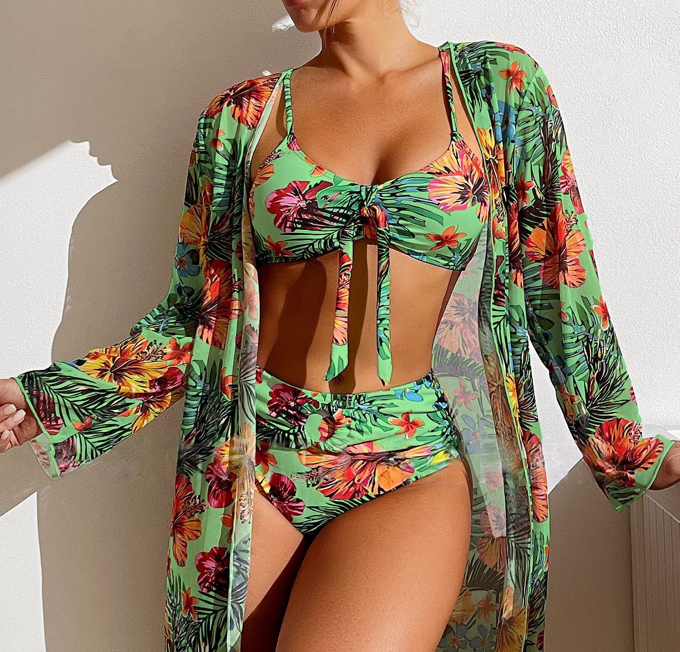 Jalina - Set de bikini stylé pour l'été '23 Cet ensemble de bikini 3 pièces pour femmes est fabriqué dans un matériau stretch quadridirectionnel léger et à séchage rapide. Nos maillots de bain sont amovibles, rembourrés et entièrement doublés. Ils offrent