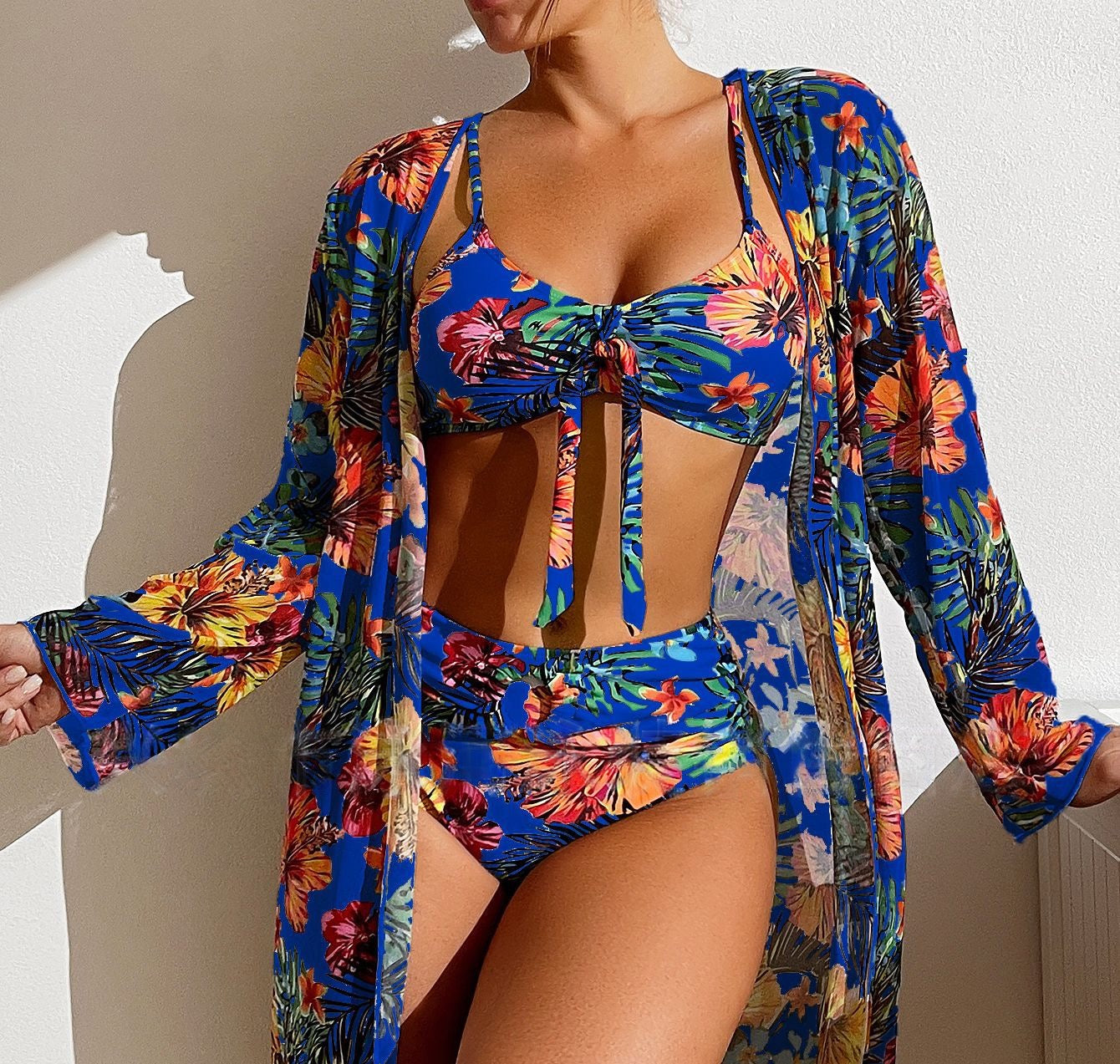 Jalina - Set de bikini stylé pour l'été '23 Cet ensemble de bikini 3 pièces pour femmes est fabriqué dans un matériau stretch quadridirectionnel léger et à séchage rapide. Nos maillots de bain sont amovibles, rembourrés et entièrement doublés. Ils offrent
